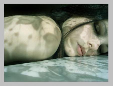 Fermer les yeux, pour tenter d'oublier le monde qui nous entoure...